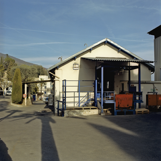 Vue du pignon sud-ouest d'un atelier d'extrcation (5).