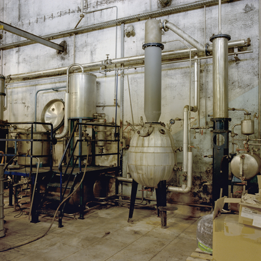 Dans un atelier d'extraction (5), un pilote d'essai.