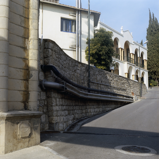 La cheminée, l'extrémité d'un atelier (bâtiment 1) et le bâtiment des bureaux.