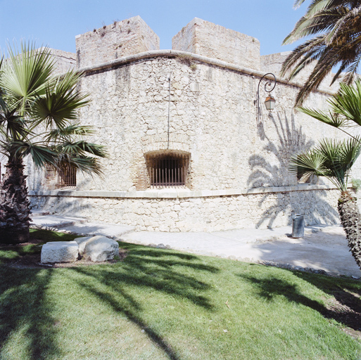 Détail de l'angle arrondi face-flanc du demi-bastion Saint-André (17) ; embrasures.