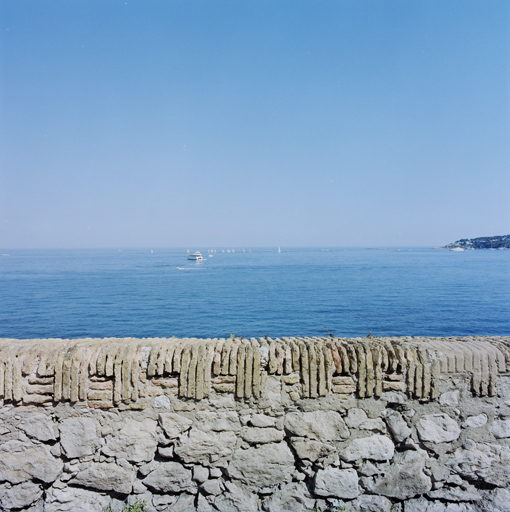 Détail du parapet courant du front de mer et de son chaperon en briques.