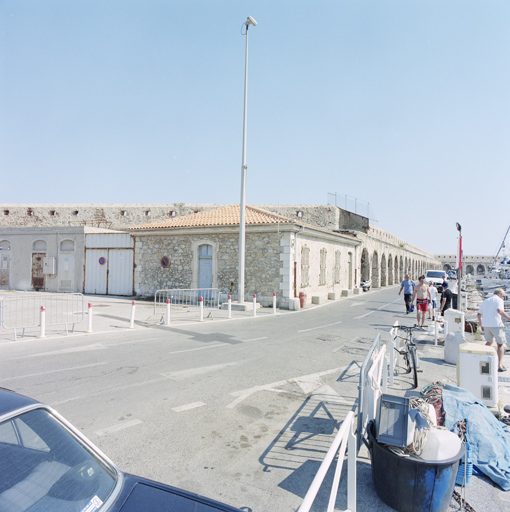 Intérieur flanc droit du bastion du port (31), et enfilade de la courtine du môle.