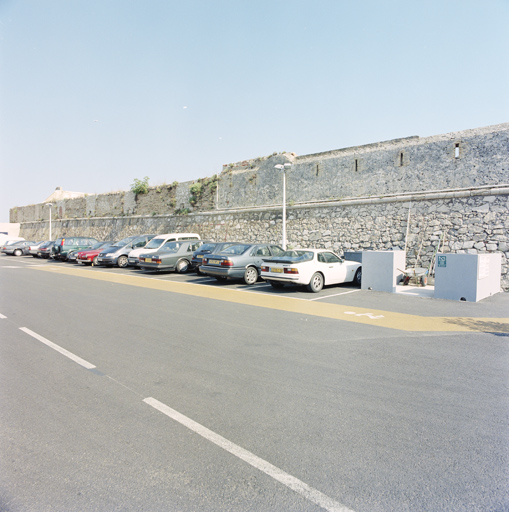 Elévation extérieure du flanc gauche du bastion du port (31), raccord de parapets.