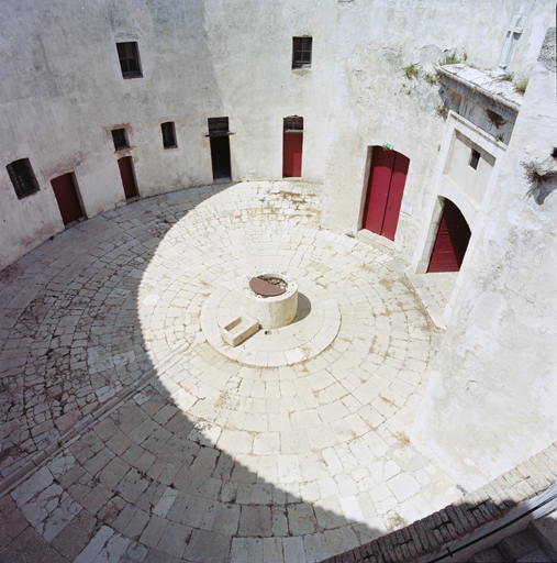 Cour, puits central de la citerne.