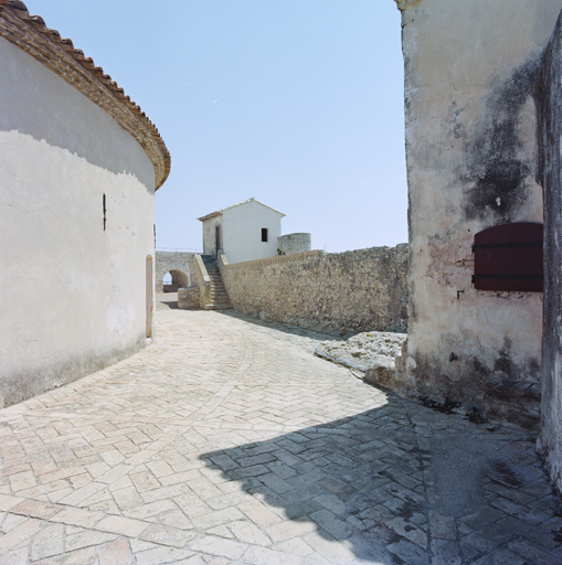 Plate-forme en chemin de ronde, parapet sud, bâtiment du bastion de Corse.