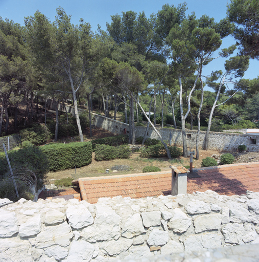 Mur de clôture latéral crénelé de l'enceinte, vu de la batterie côtière.