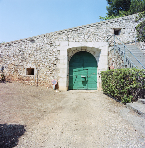 Face intérieure de la porte principale, avec escalier montant vers la tour.