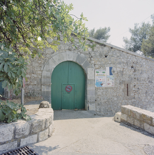 Porte principale dans le mur d'enceinte, vue extérieure.