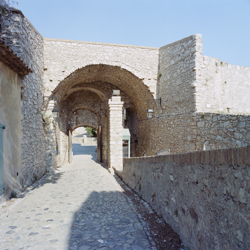 La porte Marine N vue de l'intérieur ; voûte du passage d'entrée et rampes.