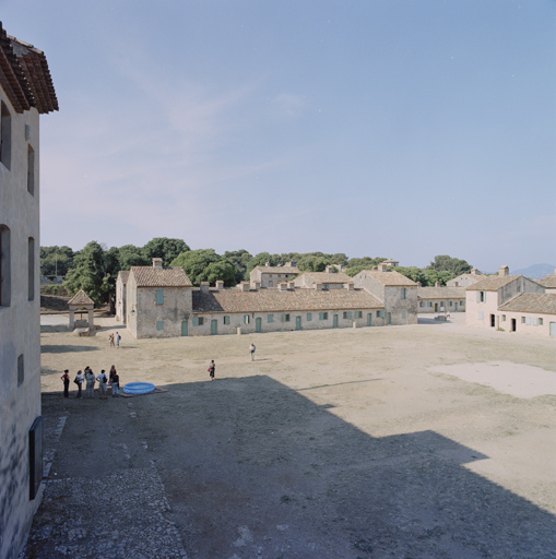 Côté sud de la place d'armes et corps de casernes.