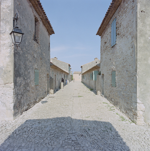 Allée médiane entre les corps de casernes jumeaux S-T, vers l'ouest.