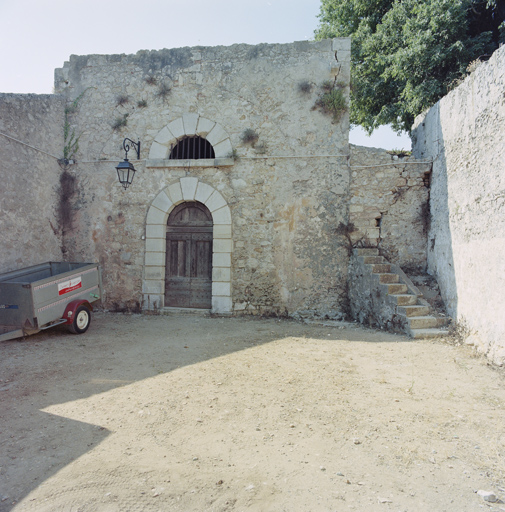 Façade postérieure de  de l'abri voûté de l'ancienne porte royale p.