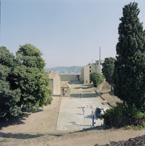 Le secteur est du fort, le puits et le château A, vus du bastion E.