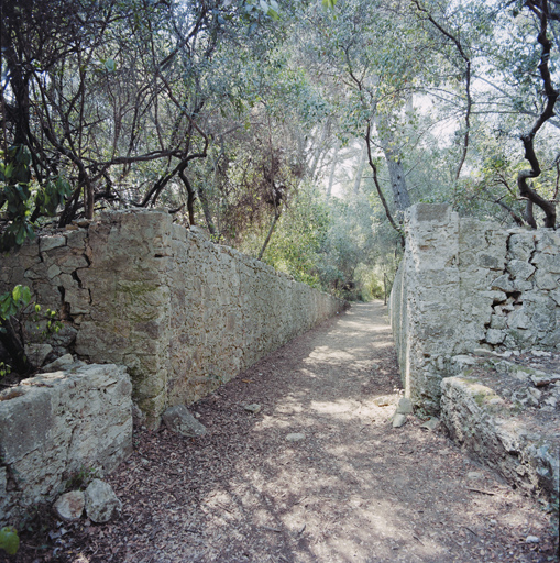 Passage en poterne traversant le chemin couvert et le glacis, front sud.