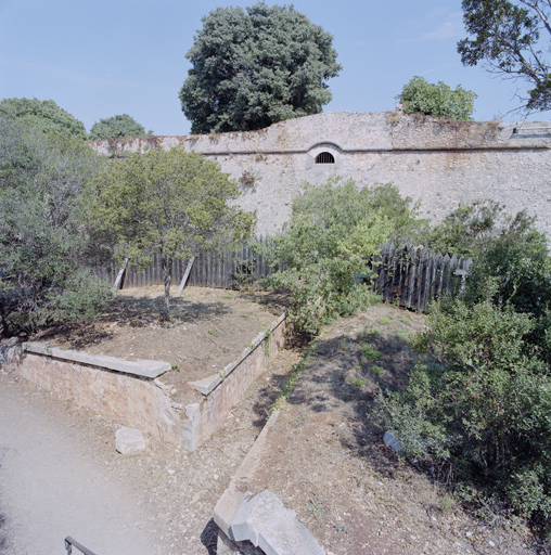 Emplacement de l'ancienne porte royale p dans la courtine G ; caponnière.