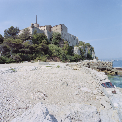 Vue nord-est du fort, bastion C, château A et aile de la prison B.