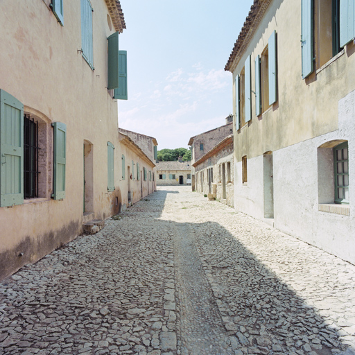 Allée médiane entre les corps de casernes jumeaux X-Y, vers le sud.