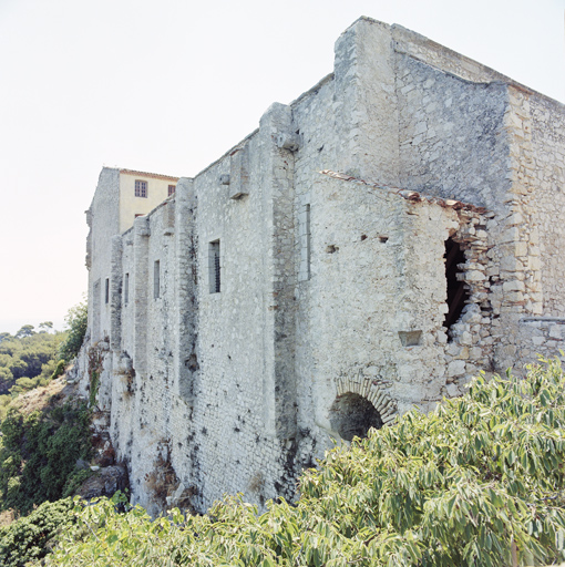 Façade nord de l'aile de la prison B et latrines, vues du redan du front nord.