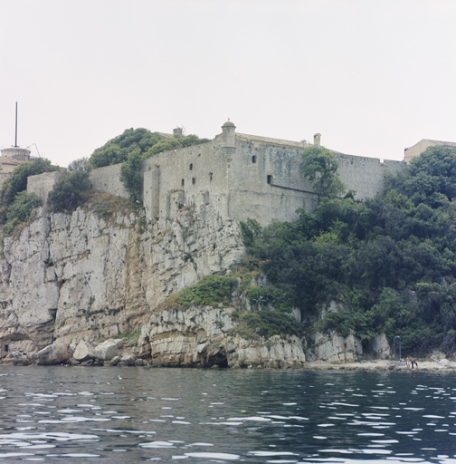 Vue de l'angle nord-ouest du fort, fenêtres de souterrains et échauguette.