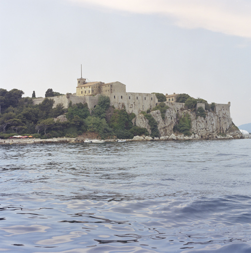 Vue générale du front nord prise du nord-est depuis la mer.