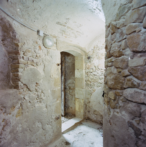 Couloir en chicane de la poterne sous l'abri voûté de l'ancienne porte royale p.