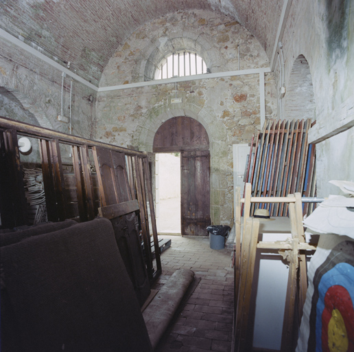 Intérieur de l'abri voûté de l'ancienne porte royale p, vers la façade postérieure.