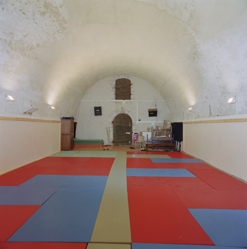 Salle intérieure du magasin à poudres R, vers le revers du mur pignon d'entrée.