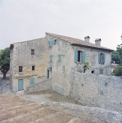 Les deux corps de maison du bloc W, vus de la rampe d'accès au bastion H.