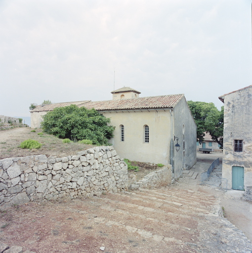 L'église (a) et le quartier sud-ouest vu de la rampe d'accès au bastion H.