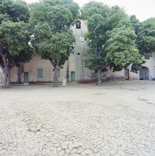 Façade nord du bloc Z du quartier sud-ouest, avec le clocher de l'église (a).