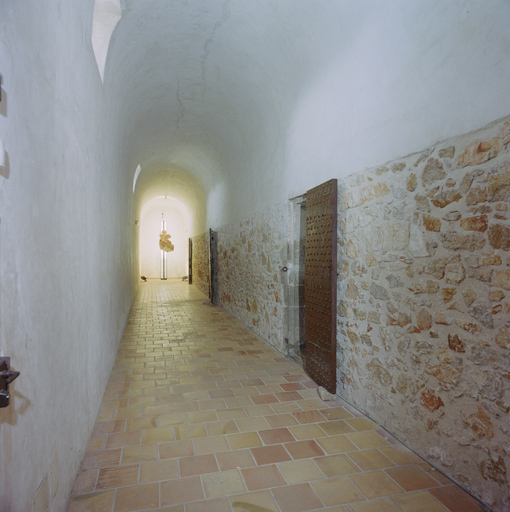 Intérieur du corridor de distribution des cellules de la prison (A-B).