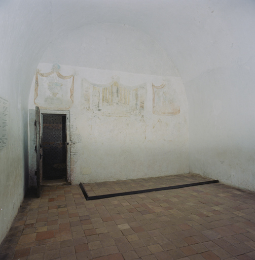 Intérieur d'une cellule de l'aile de la prison (B), côté entrée.