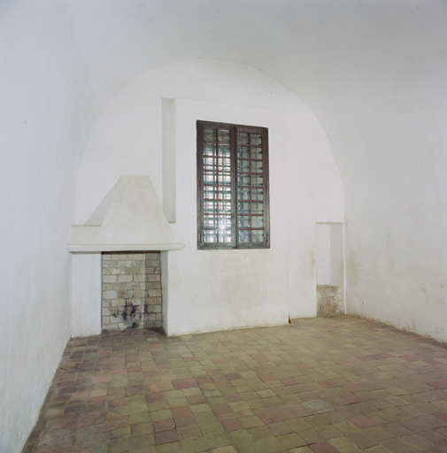 Intérieur d'une cellule de l'aile de la prison (B), côté fenêtre.