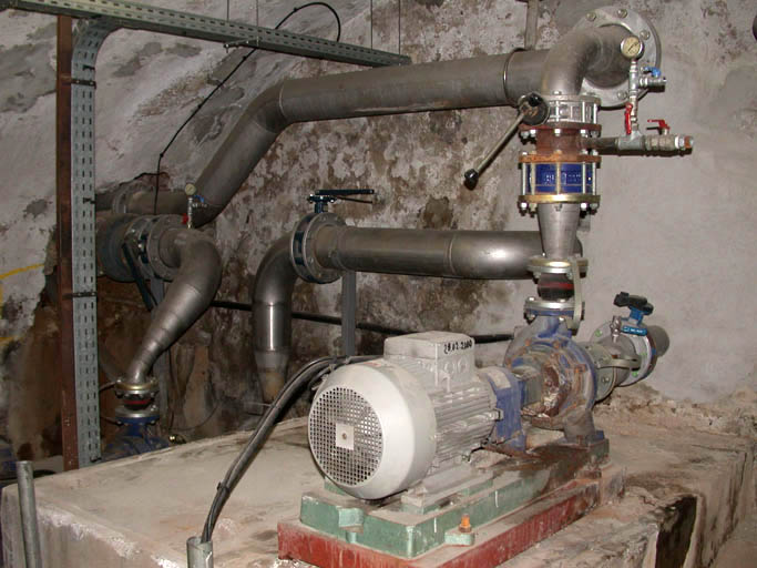 La pompe qui élève l'eau jusqu'au bassin supérieure.