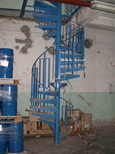 Un escalier dans le bâtiment 18.