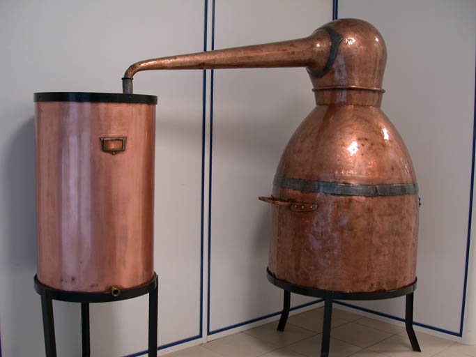 Vue d'un alambic exposé dans un des ateliers de fabrication.