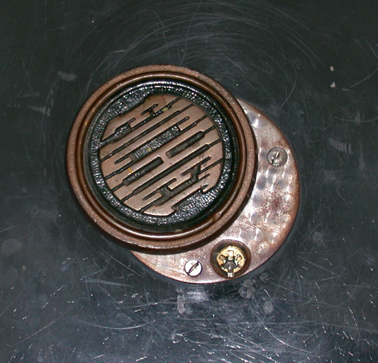 Coffre-fort. Détail du cache-serrure.