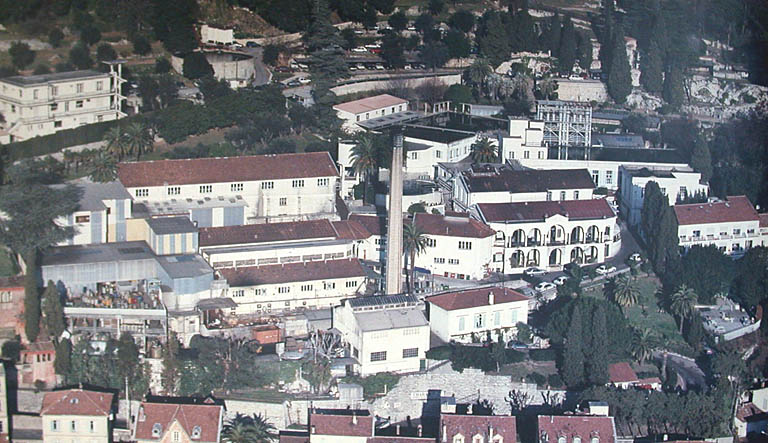 [Vue aérienne de l'usine de parfum Charabot, ca 1980].
