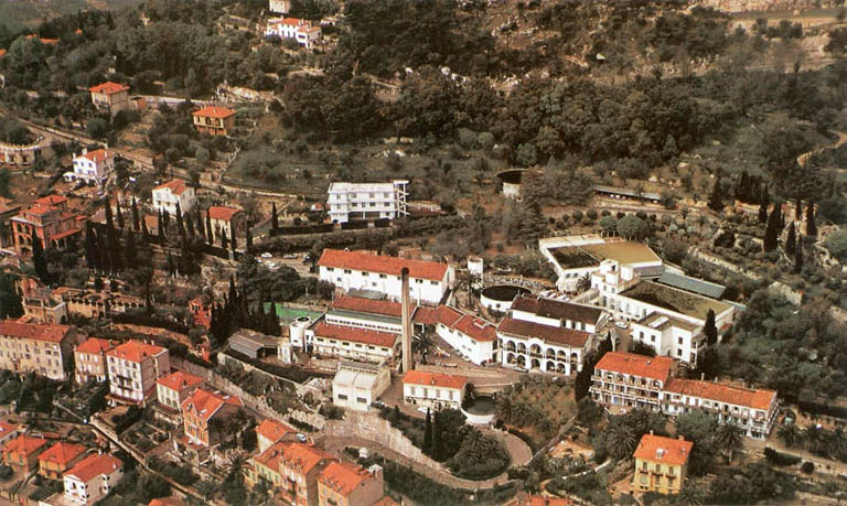 [Vue aérienne de l'usine de parfum Charabot, ca 1970].