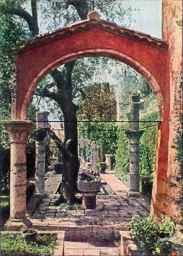 Un des cinq [sic] terrasses de la Sabranette vue par un des arceaux du cloître.