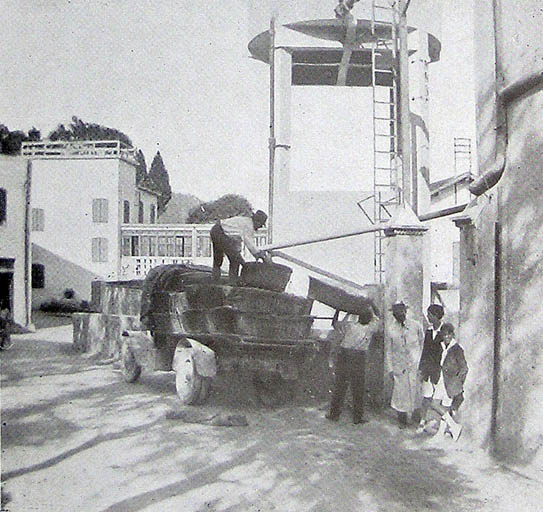 Le déchargement des corbeilles de jasmin.
