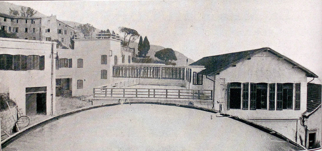 Le vieux château de la Sabrane. Sa terrasse avec les pins et les cyprès. Petites annexes de l'usine Hugues Ainé [voir Fig. 02, 10, 11 et 12].