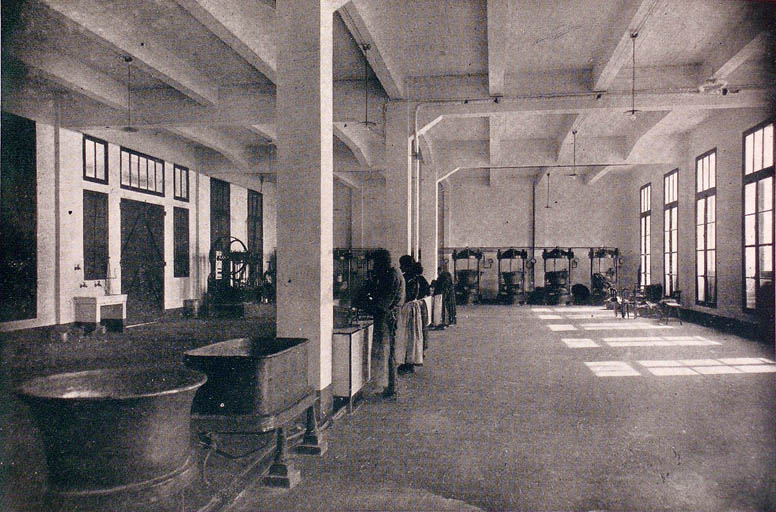 Dans l'usine moderne Hugues Ainé le soleil pénètre largement.