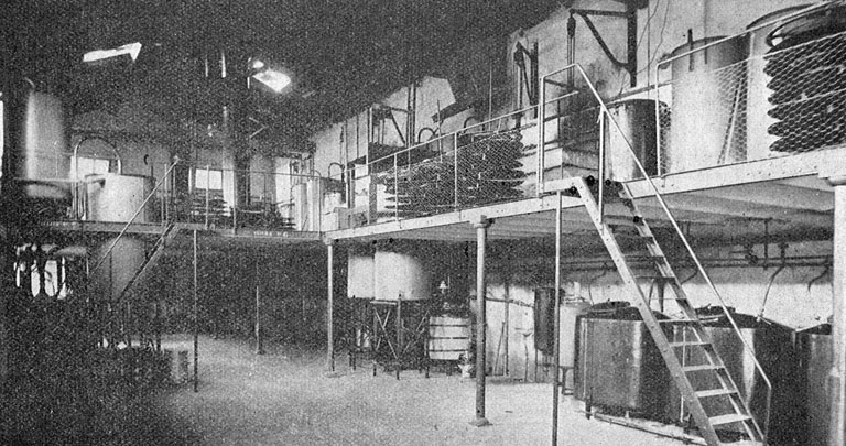 Un des ateliers d'extraction des parfums par les dissolvants volatils.
