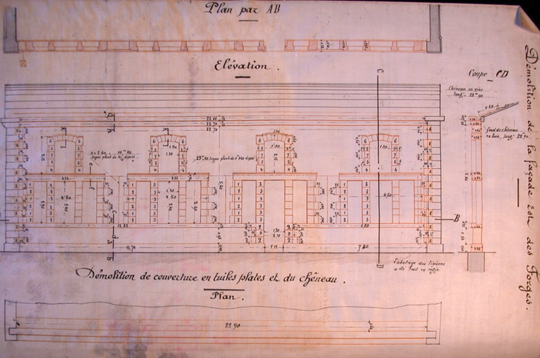 Feuille de dessins n° 10 annexée au métré d'ouvrages d'art n° 9 - Agrandissement des ateliers d'Arles - Bâtiment des Forges Démolition de la façade est, de soutes à charbon et des clôtures de la cour ;  Masque provisoire.