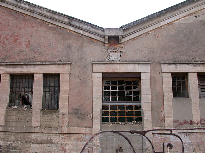 Détail des pignons de l'élévation nord. A remarquer la porte décentrée. ; Détail des pignons de l'élévation nord. A remarquer la porte décentrée.