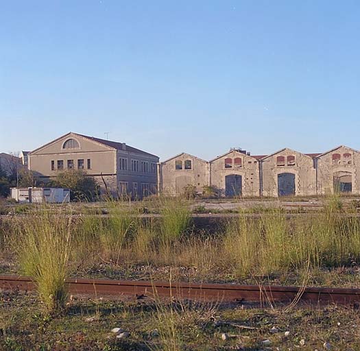 Les bâtiments des bureaux et des forges. ; Les bâtiments des bureaux et des forges.