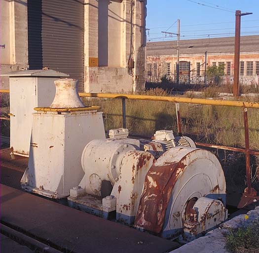 Détail : alignement d'un cabestan, d'un moteur et d'une roue. ; Détail : alignement d'un cabestan, d'un moteur et d'une roue.