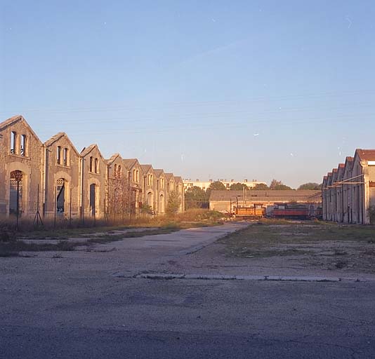 Elévations sud des forges et nord du montage. Au fond, l'atelier des roues. ; Elévations sud des forges et nord du montage. Au fond, l'atelier des roues.