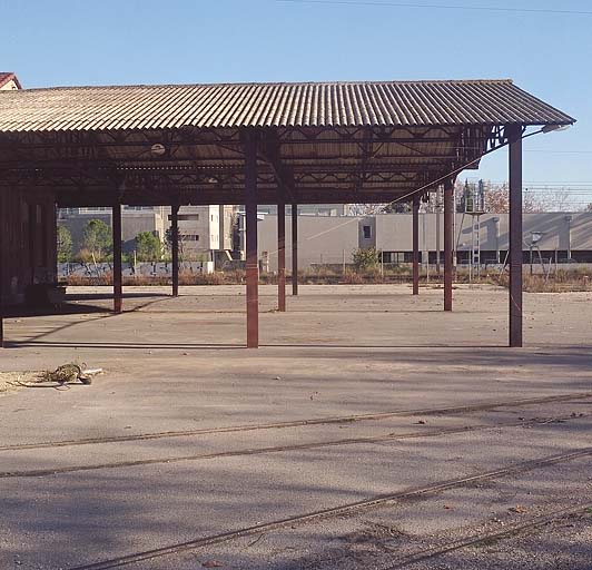 Vue du hangar insutriel. ; Vue du hangar insutriel.